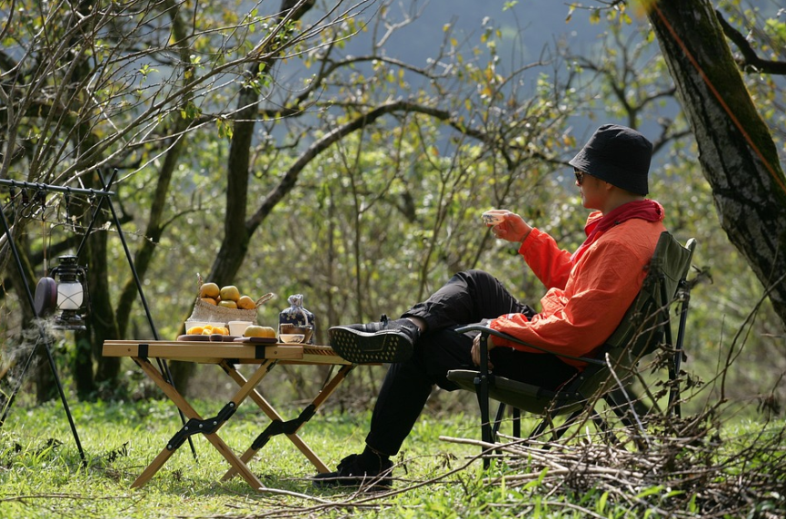 숲속 테이블 차한잔