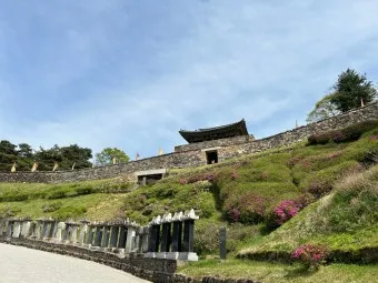 공주 공산성은 백제시대 475년부터 538년에 수도 방어와 왕궁 기능을 수행하던 산성입니다 금강을 끼고 해발 110m 능선에 축조된 포곡형_4