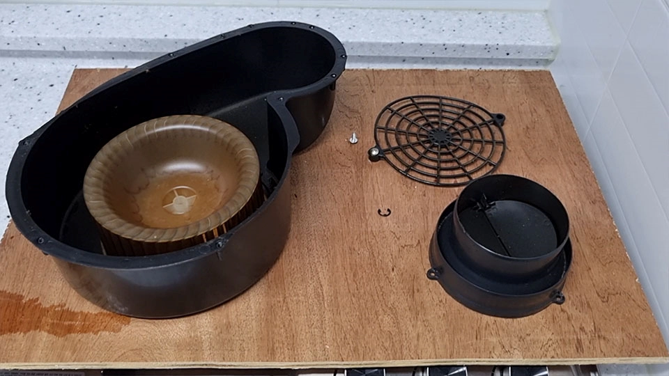 청소 전 기름때가 쌓여있는 모습