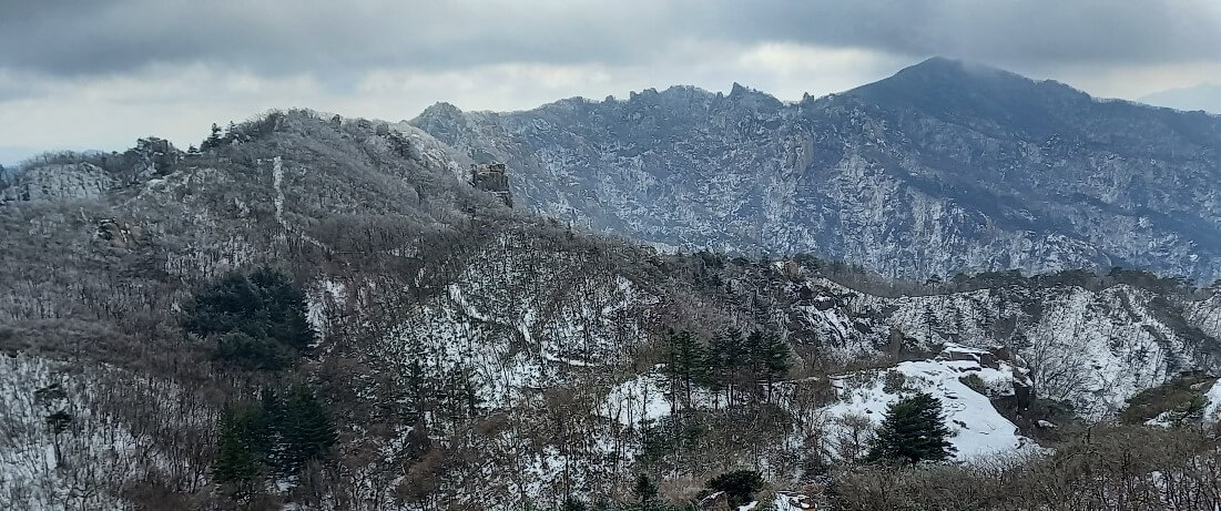문장대에서 바라본 겨울 능선