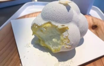 한입을 베어 먹은 듯한 구름 모양의 디저트