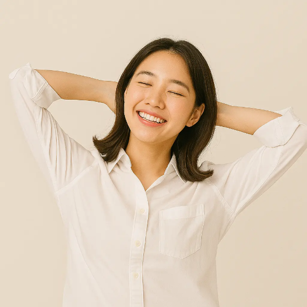 첫 집 마련 후 안도하며 미소 짓는 한국인 여성 이미지