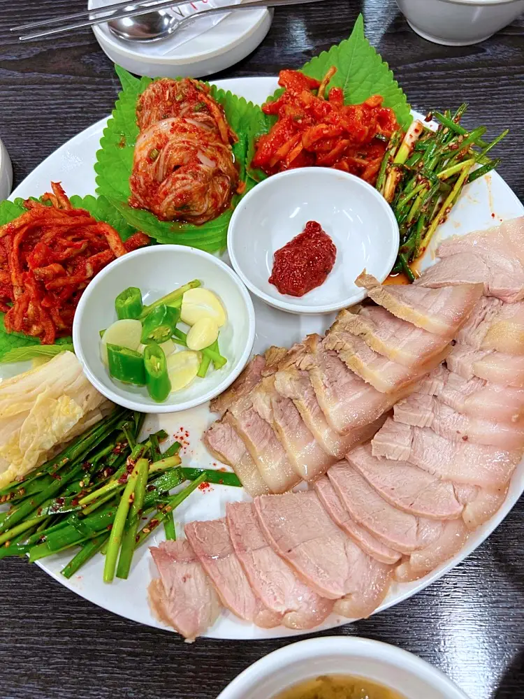 줄서는식당 돼지와 소의 8가지 부위 삶은 수육 제복쟁반, 자가제만 메밀면 직접 짠 들기름 막국수 맛있는 술집 강남역 맛집 소개