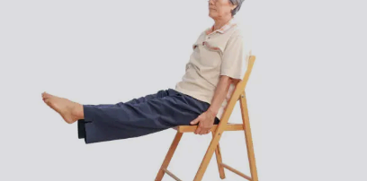 의자 다리올리기 운동 이미지사진