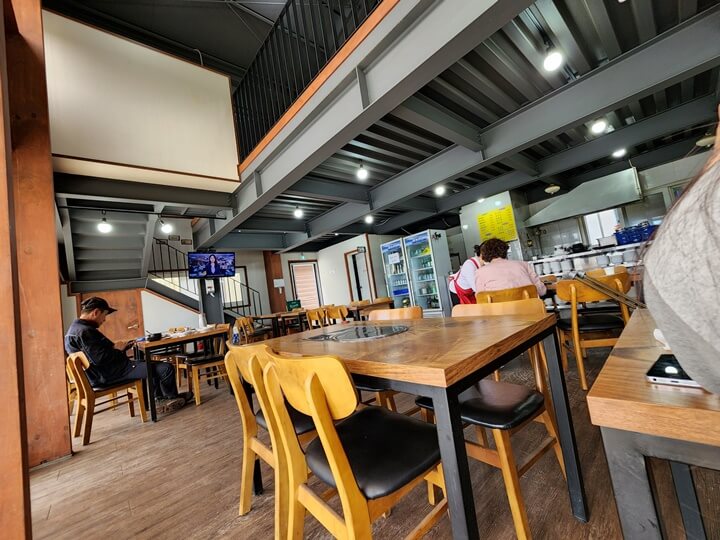 식당내부의 테이블과 의자