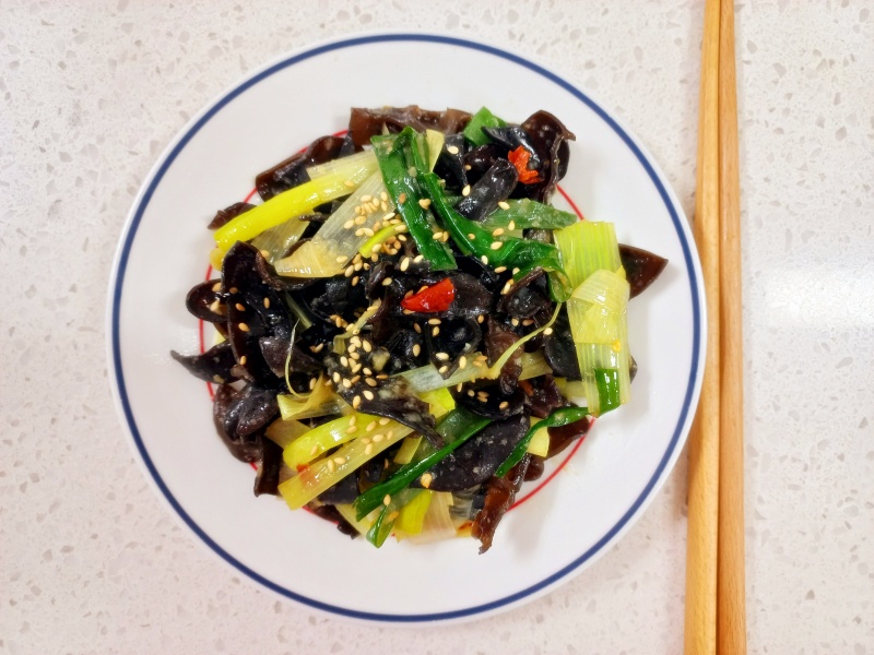 목이버섯 요리 마늘과 파로 향을 입힌, 쫄깃한 목이버섯 볶음