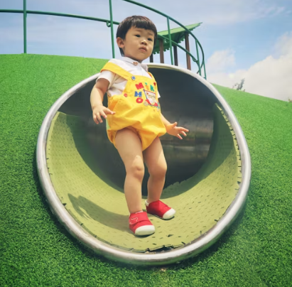 아이가 일어서서 걷는 사진