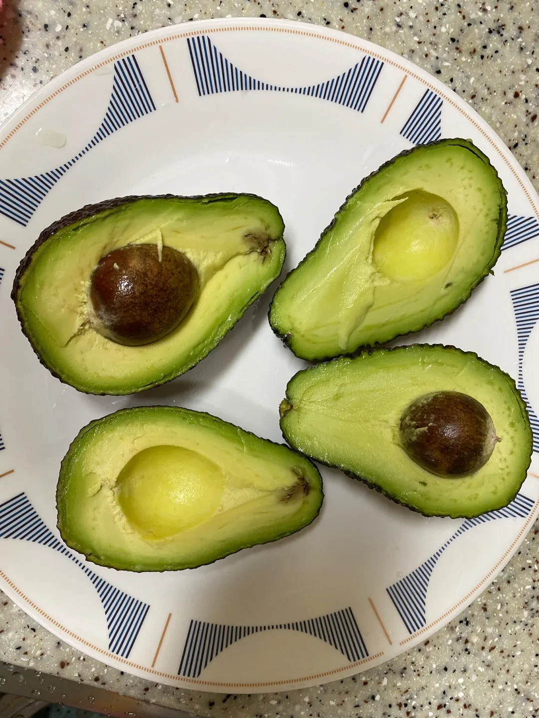 접시-위에-놓인-자른-아보카도
