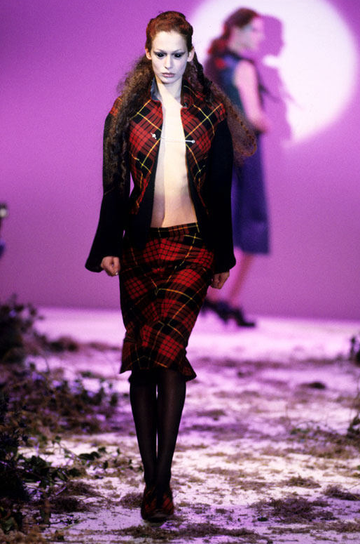 1995년, 맥퀸은 '범죄의 낙인(Highland Rape)'이라는 제목의 컬렉션을 발표하며 큰 논란을 일으켰습니다.