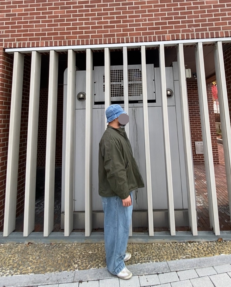 데일리룩('25. 11. 26.)루오에스펙 데님 버킷햇 벙거지, 무탠다드 크롭 필드 야상C-1 재킷, 필루미네이트 아르헨티나 스트라이프티셔츠, 무탠다드 벌룬 팬츠, 아디다스 드래곤