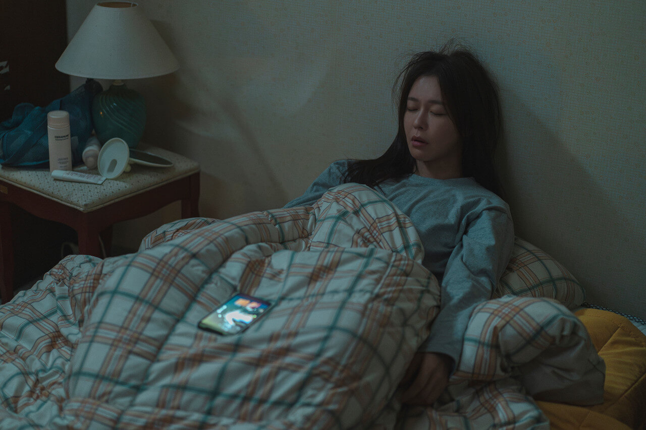 층간소음으로 잠을 설친 거울의 모습