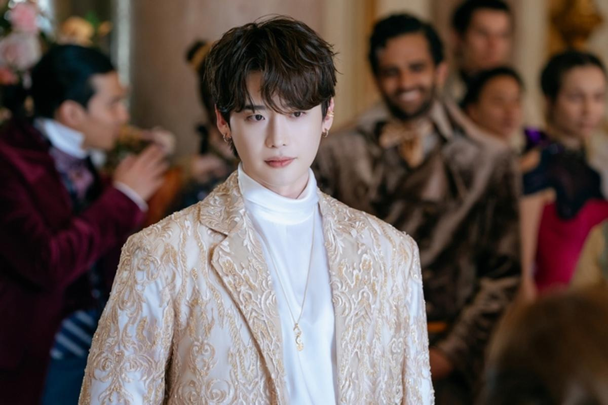 재혼황후 이종석 하인리 금빛 예복