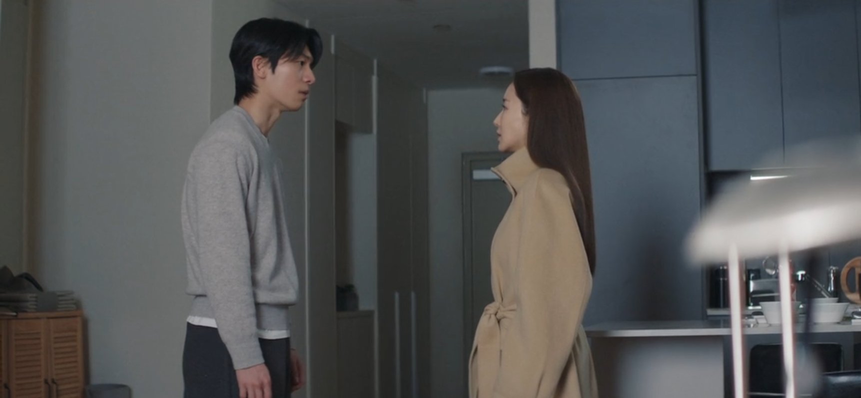 세이렌 9화 한설아와 차우석이 실내에서 무언가를 심각한 표정으로 주시하는 장면