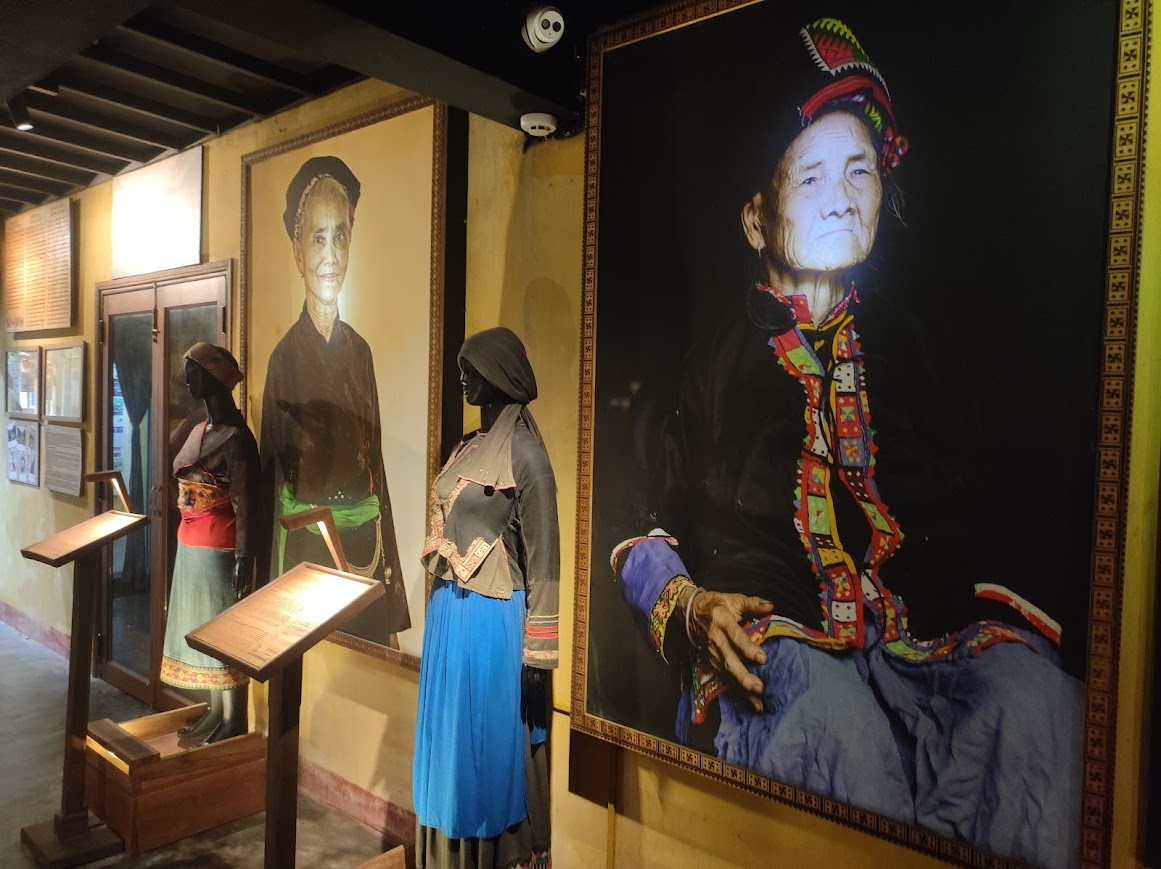 Precious Heritage Art Gallery Museum에 전시된 소수민족 의상과 초상화