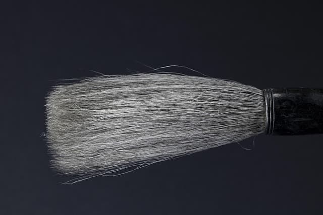 털 한 올, 감각 한 줄 – 붓심을 잡는 기술의 철학