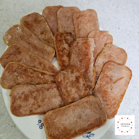 사각김밥-프라이팬에 스팸 살짝 구워서 준비하기