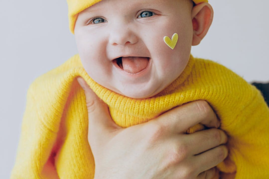 밝게 웃는 아기, 부모급여 혜택으로 여유로워진 양육 환경