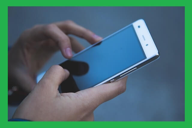 스마트폰-하는-손