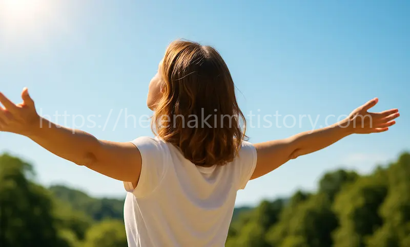 아침 햇살을 받고 있는 여성 모습