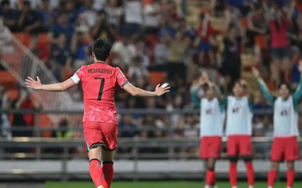 태국전-붉은유니폼 손흥민선수가 두팔을 벌려 뛰어가는 뒷모습