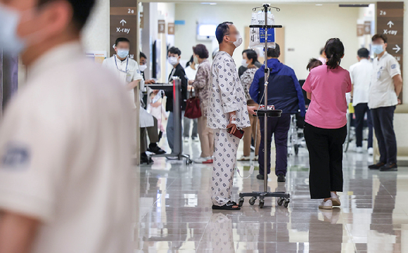 정부는 전공의 이탈 장기화로 이어지는 의료 공백을 메우기 위해 외국 의사 면허를 소지한 이들의 국내 진료를 허용하기로 했다. 사진은 정부의 의료개혁에 반대하는 의대 교수들이 사직을 시작한 지난 25일 서울의 한 대학병원에서 환자들이 진료를 기다리고 있는 모습. [사진=뉴시스]