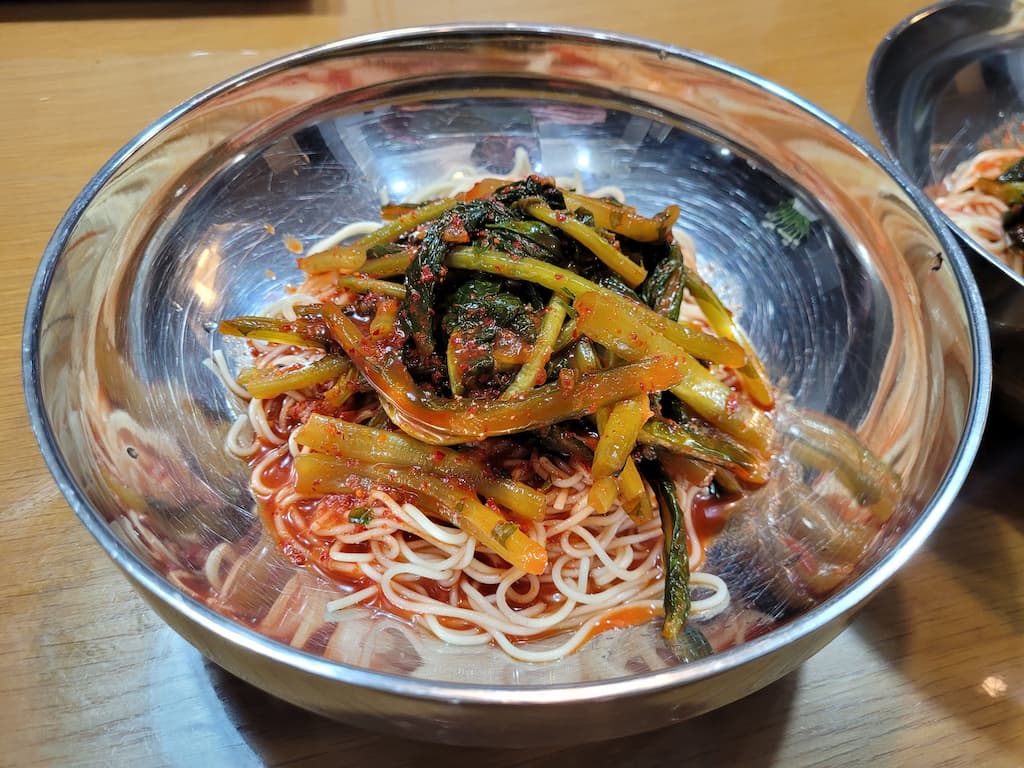 열무김치 넣고 비비는 모습