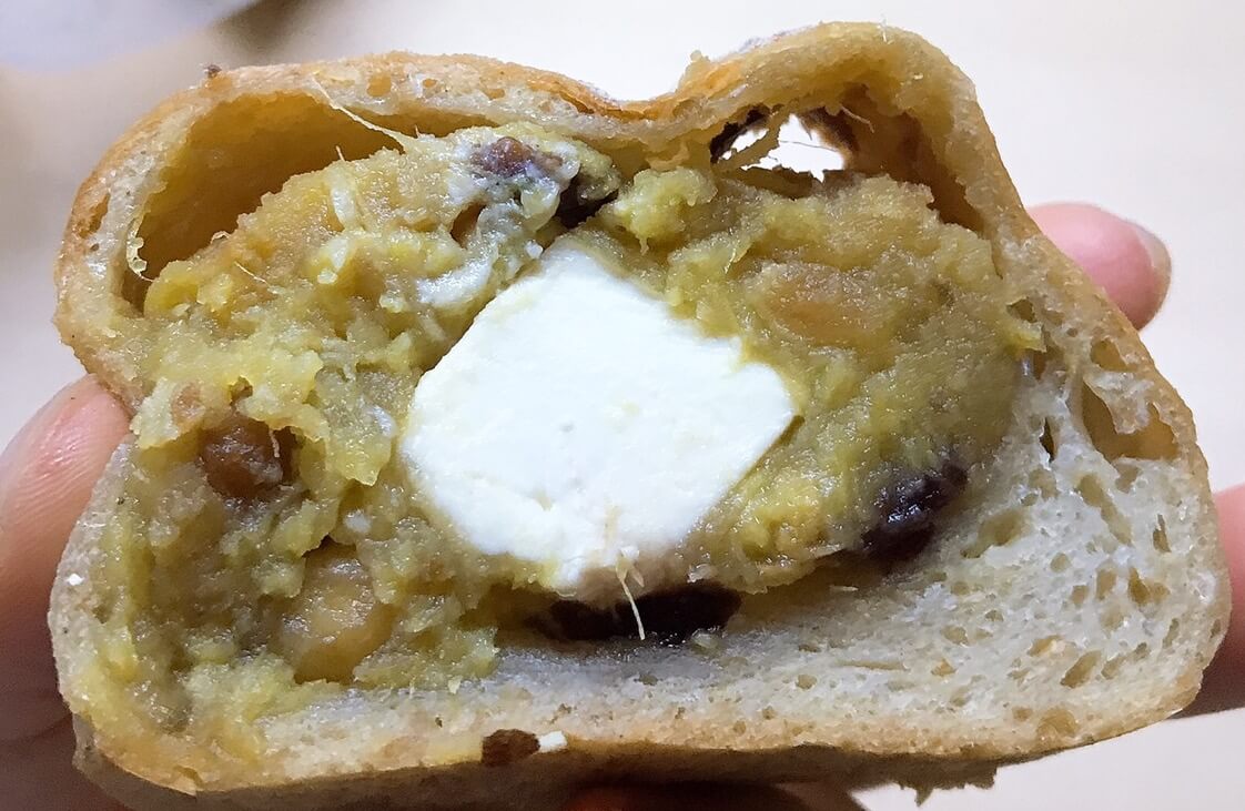 단호박찰콩 크림치즈 사워도우입니다. 가운데에 크림치즈가 들어있습니다.