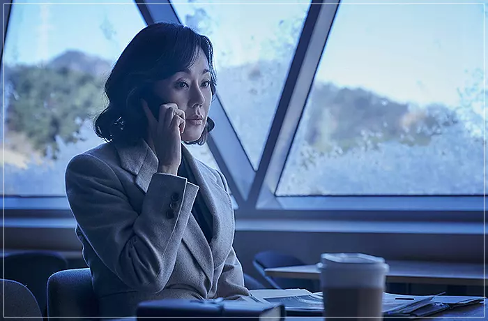 영화-자백-전화를-받고-있는선재의-어머니-희정