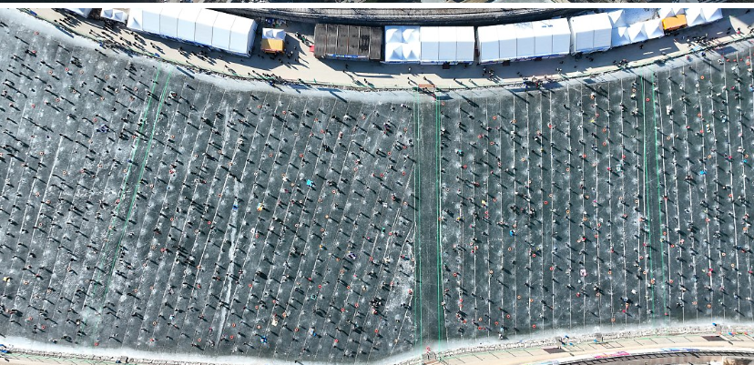 얼음 낚시하는 사람들