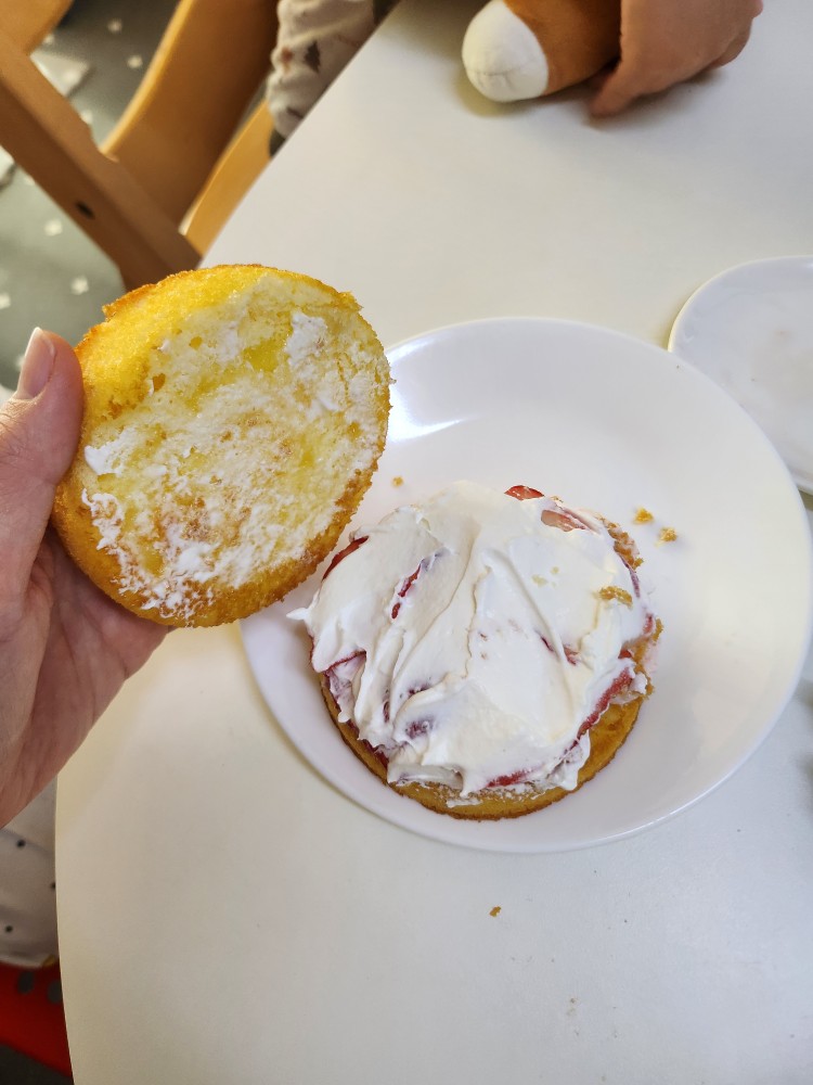 시럽을 바른 빵을 덮는다.