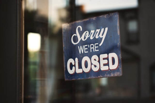 sorry we&amp;#39;re closed 라고 유리창에 써 붙인 종이