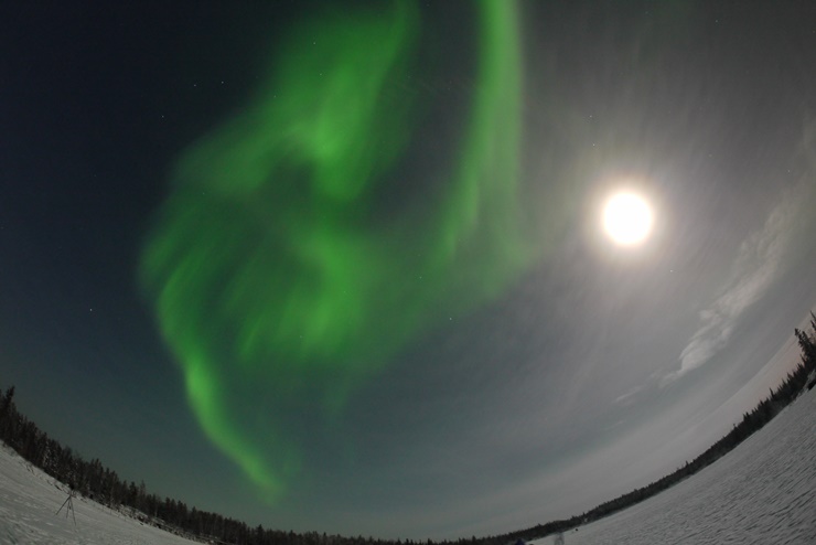 오로라가 하늘 위를 가득채운 모습