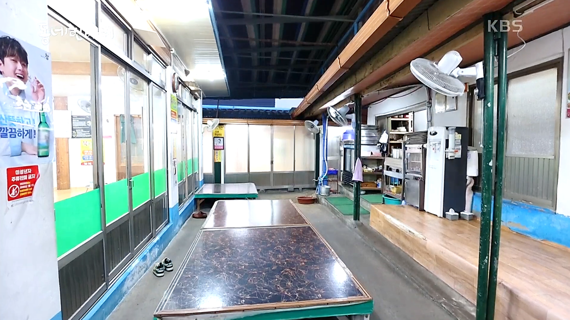 100년 넘은 가옥을 개조한 대구 할매묵집의 실내