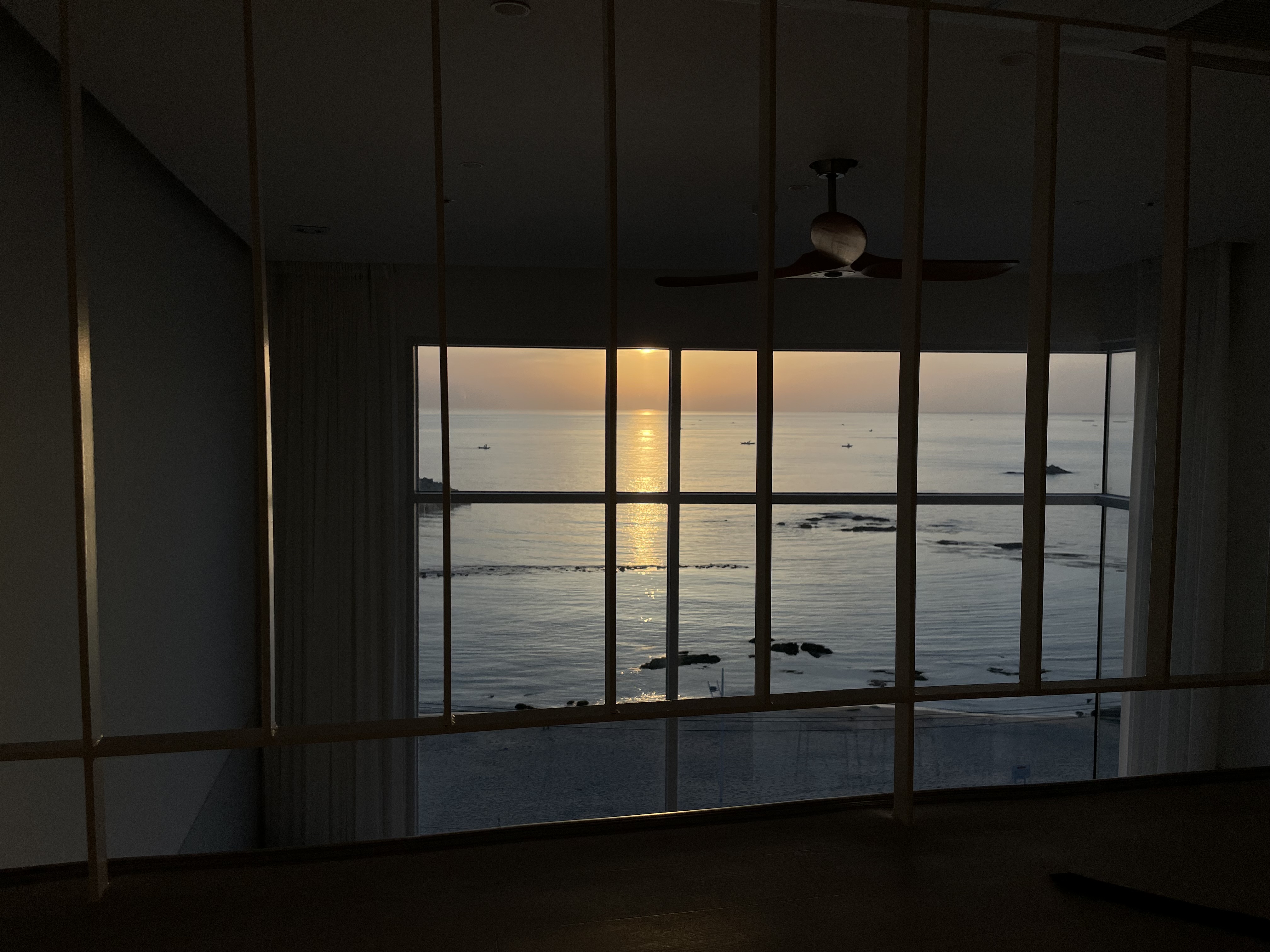 강릉 여행갔을 때 일출을 본다고 일찍 일어났어요 :-) 멍 때리며 일출을 본 순간을 잊지 못해요,,