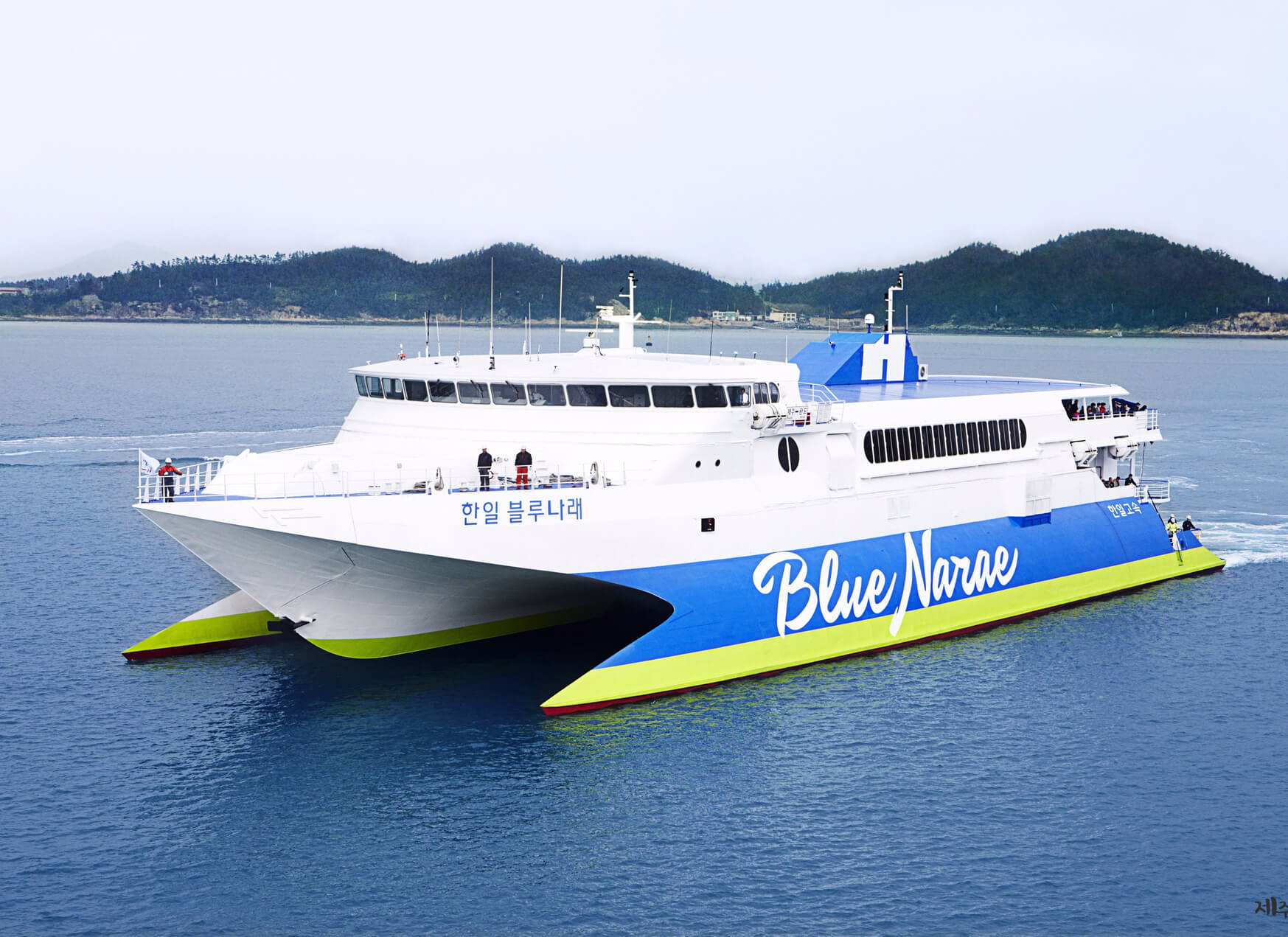 차량을 적재한 선박이 배에 떠있는 모습