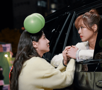 박은빈이 윤란주와 손을 꼭 잡고있는 모습