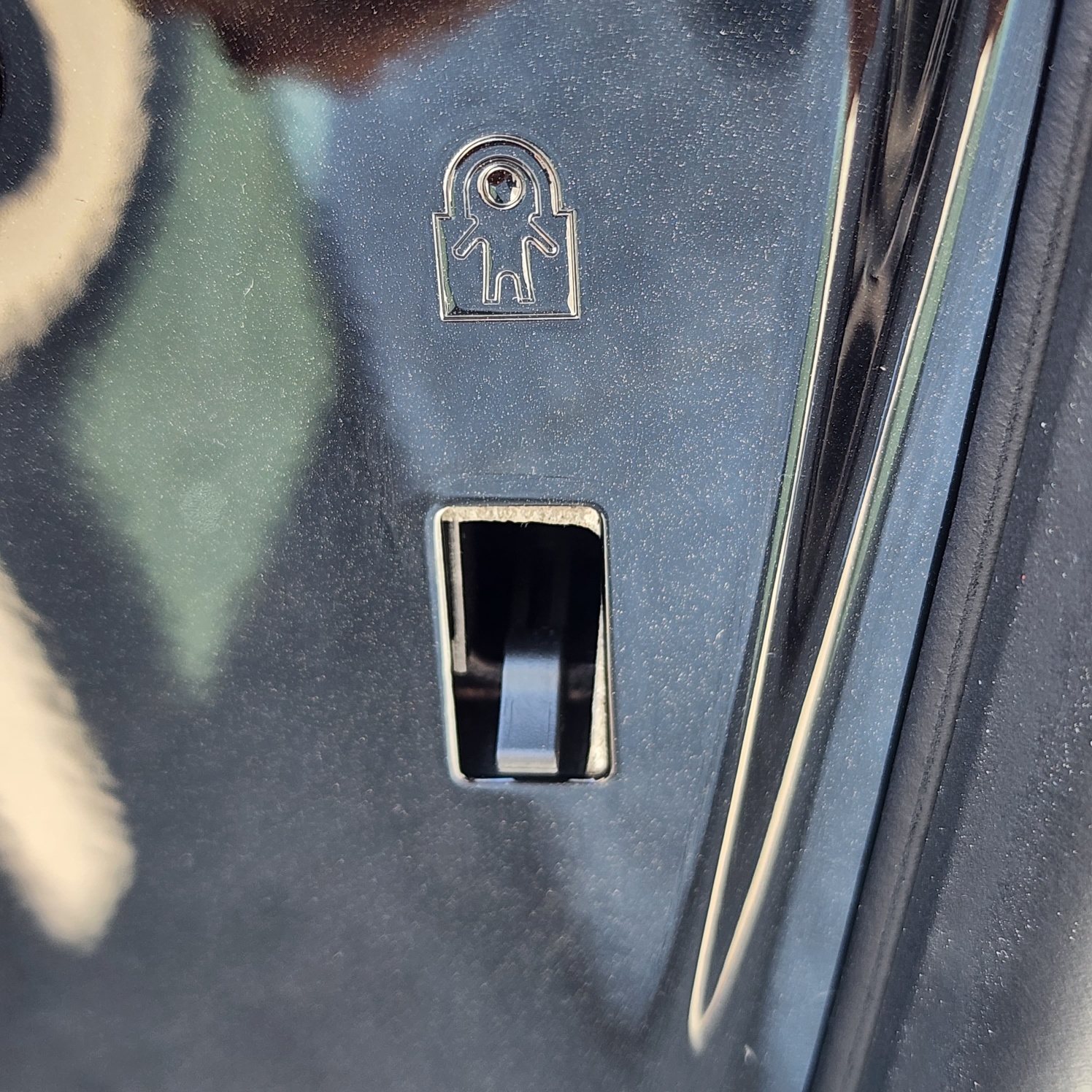 뒷좌석차문 잠금해제된 상태