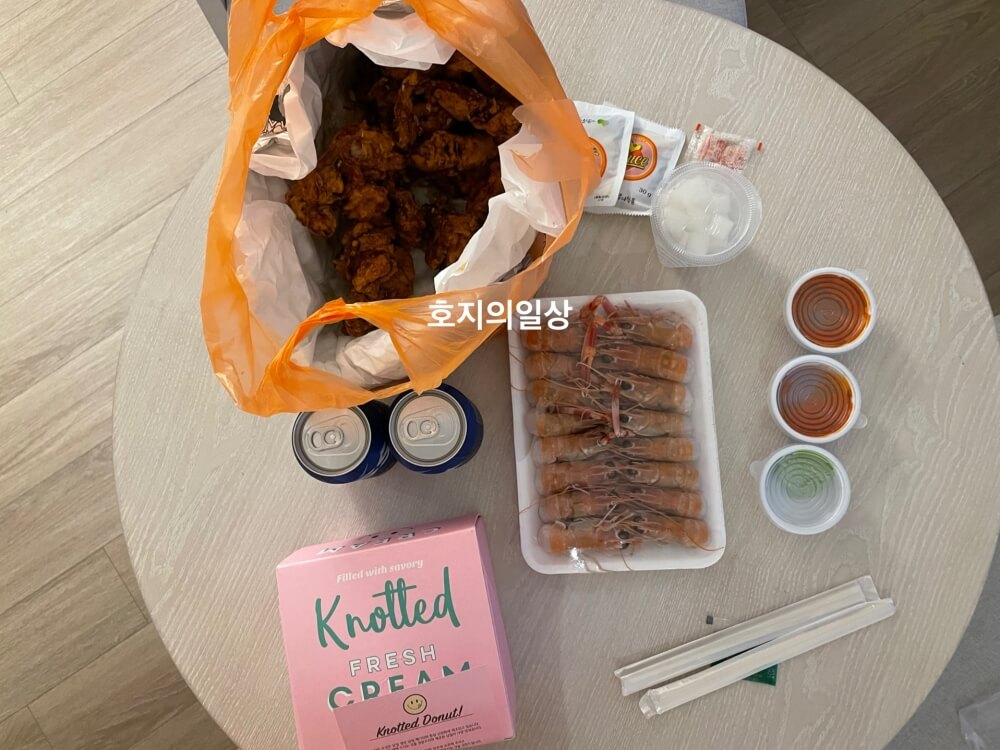 딱새우회와 마농치킨 그리고 노티드 도넛 저녁상