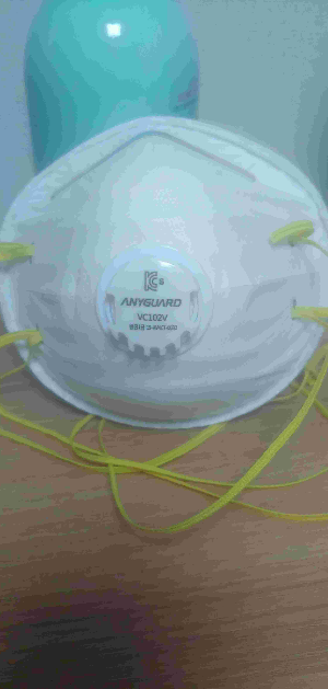 마스크와 락스로 작업을 위해 준비하는 모습