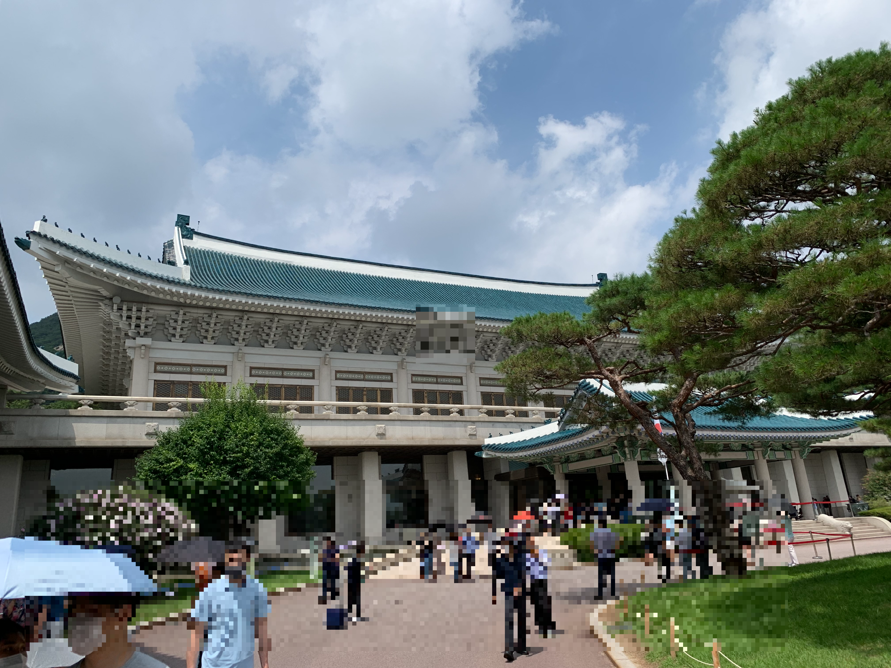 청와대 본관 가까이1