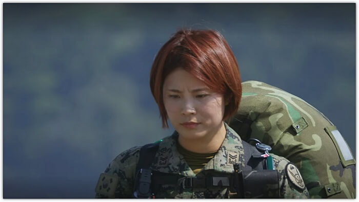 군장을-멘-여군