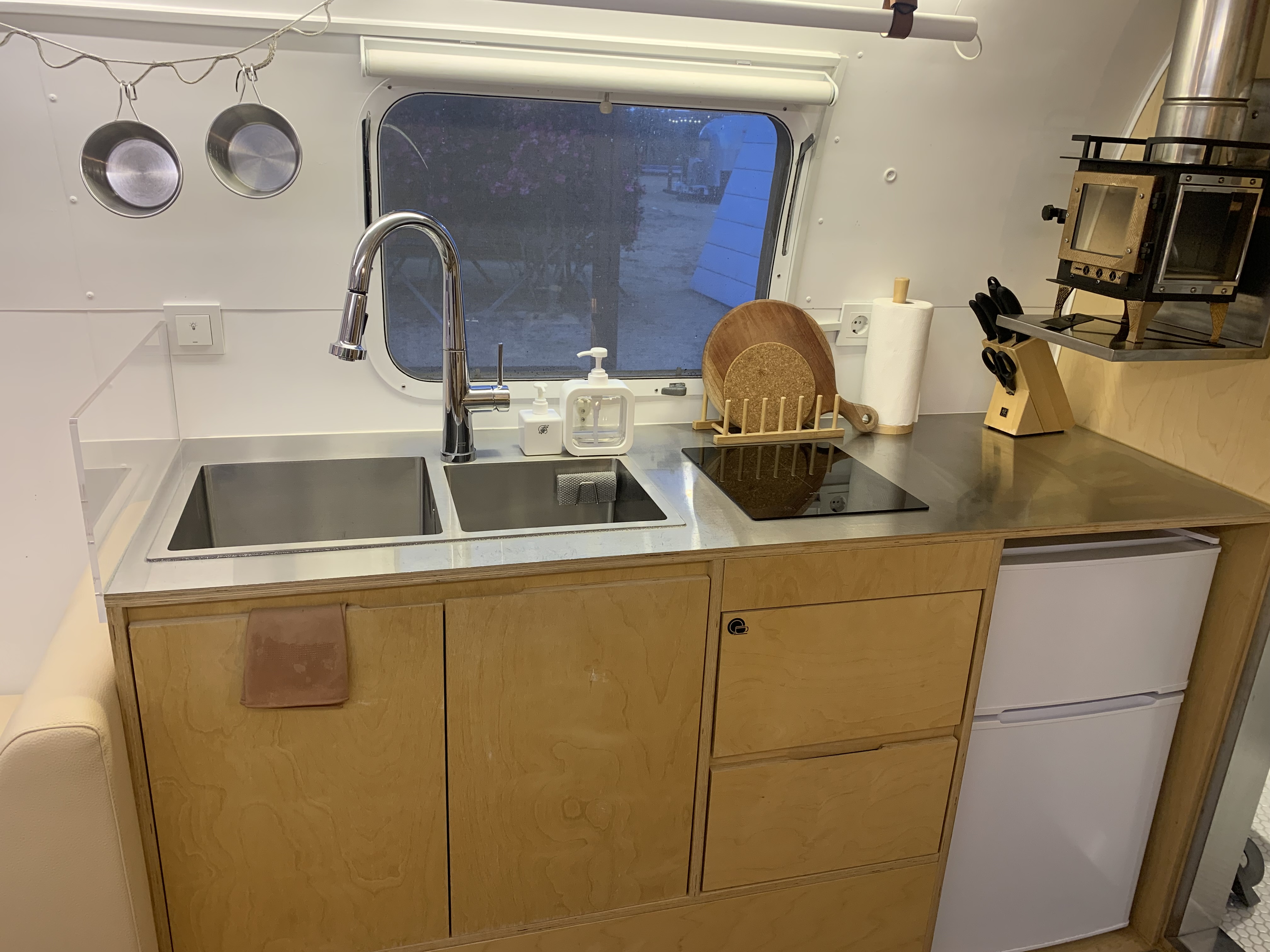 제주도에서 찾은 감성 글램핑 숙소 어라운드폴리 리뷰 - 겨울 에어스트림 숙박 후기