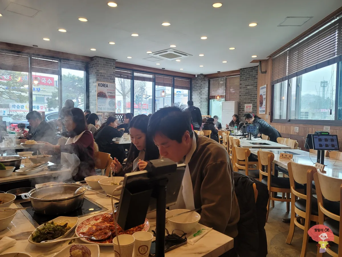 경기-고양시-명동더식당-통일로점-식사하는-사람들