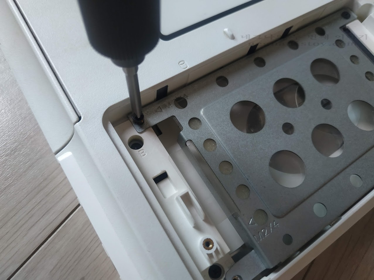 저장장치 트레이 풀어주기.