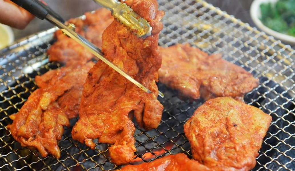 [6시 내고향] 춘천 닭갈비골목&amp;#44; 숯불닭갈비 가게&amp;#44; 철판 옛날닭갈비 택배주문가게 정보