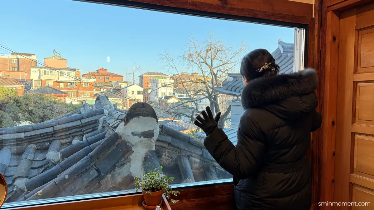 북촌한옥마을-전통한옥-만월정-백년역사-기와지붕뷰-내동생-옆에서