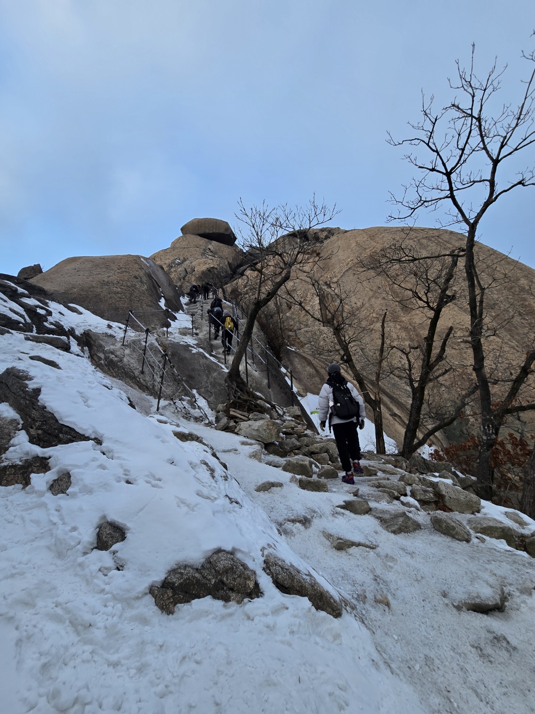 암벽이 시작되는 곳이에요