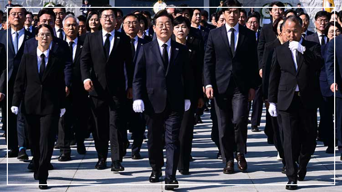 더불어민주당 이재명 대선 후보가 28일 동작구 국립서울현충원 현충탑 참배를 마친 후 이동하는 모습. 사진 연합뉴스