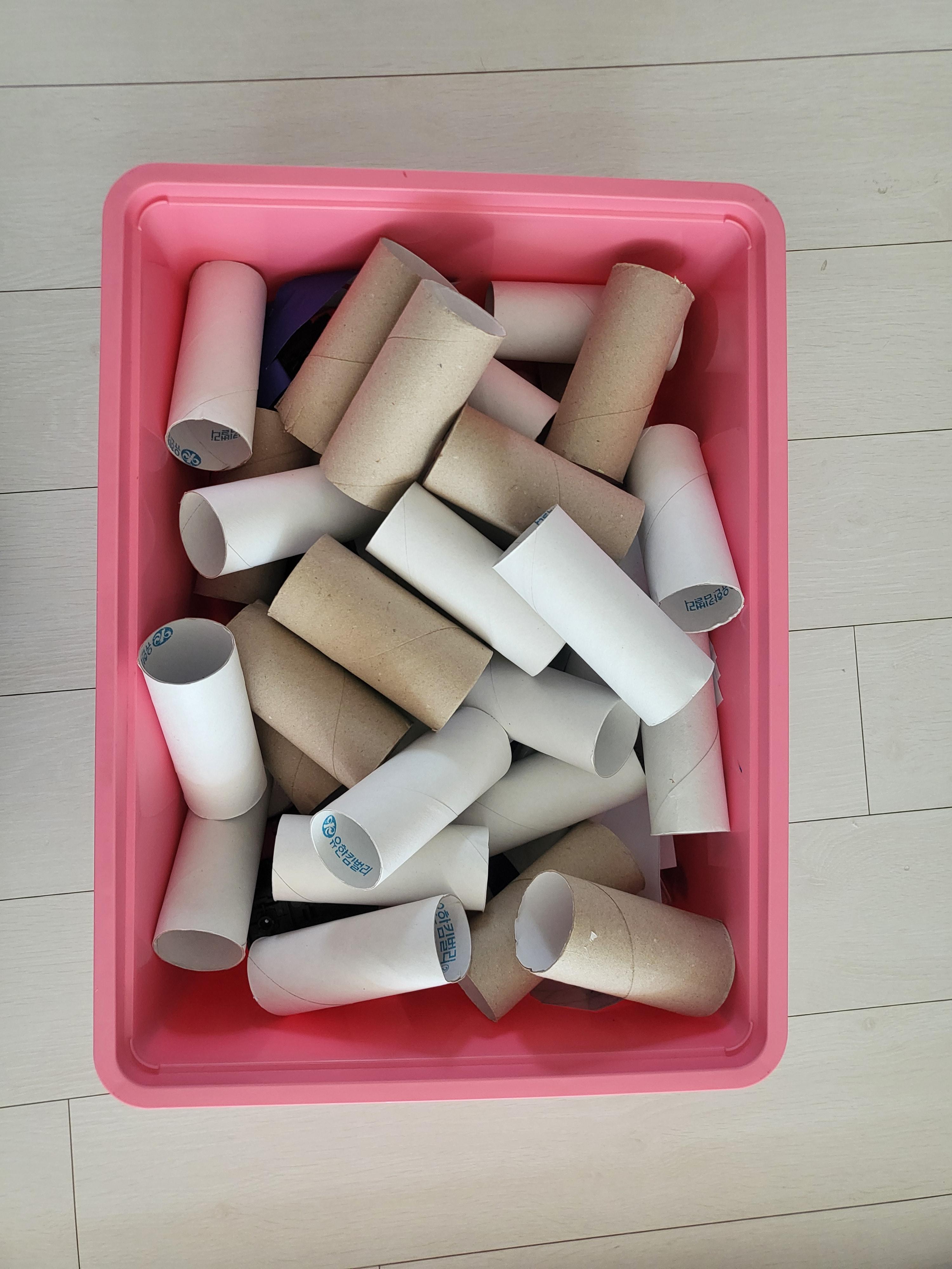 휴지심 모아놓은 상자