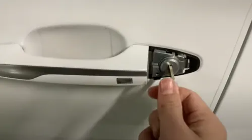 자동차 물리키 넣는 방법